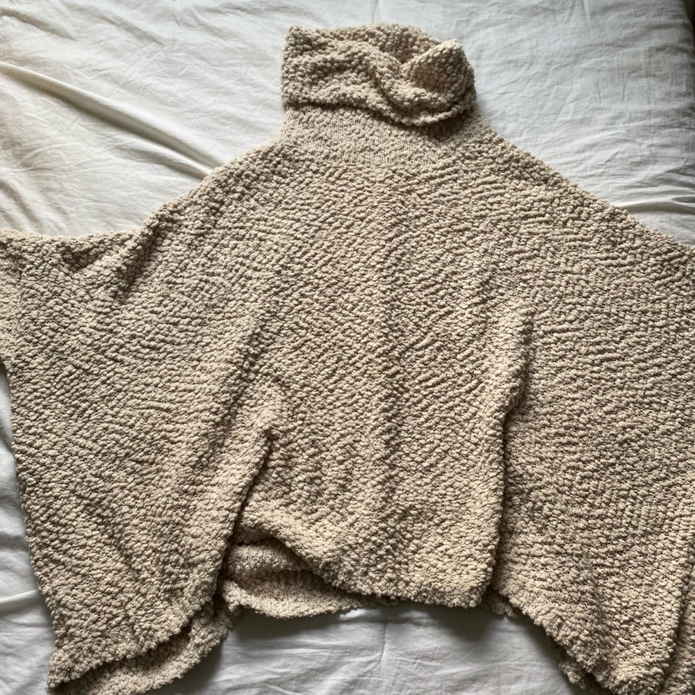 flowy turtleneck cape shirt L